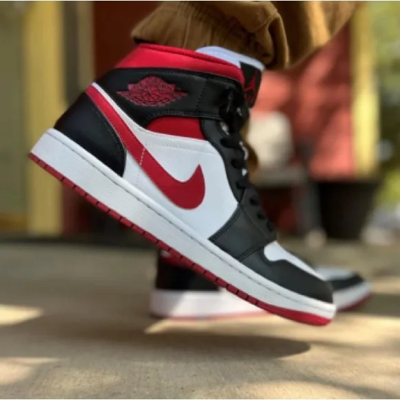 Nike Air Jordan 1 - Picture 3 of 3